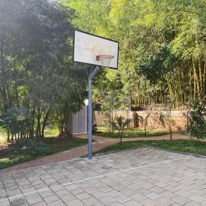 um cesto de basquetebol num parque com árvores em Le Eden Resort em Sultan Bathery