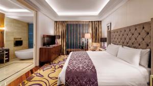 Hotel Indonesia Kempinski Jakarta में टेलीविजन और/या मनोरंजन केंद्र