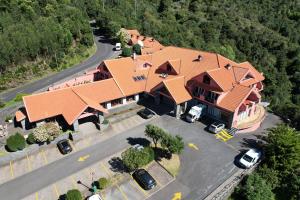 - une vue sur une grande maison avec une route dans l'établissement Valley View Hotel Encumeada, à Senhora do Rosário