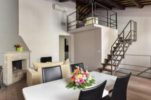 a living room with a table with flowers on it at Navona Rubens Lodge in Rome