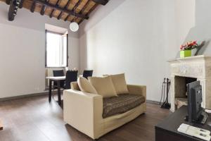 a living room with a couch and a fireplace at Navona Rubens Lodge in Rome