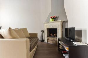 a living room with a couch and a fireplace at Navona Rubens Lodge in Rome