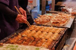 uma pessoa está a preparar comida num buffet em Osaka - Hotel / Vacation STAY 65254 em Osaka