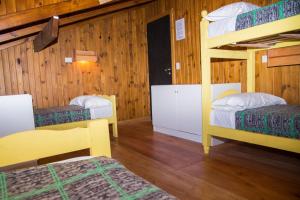 Ліжко або ліжка в номері Sherpa Hostel