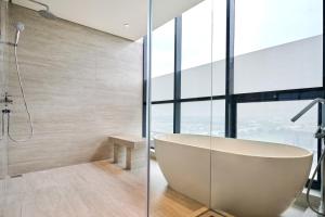 Un baño de VIVERE Hotel, ARTOTEL Curated