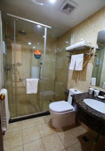 een badkamer met een douche, een toilet en een wastafel bij GreenTree Inn Beijing Shunyi Xinguozhan Express Hotel in Shunyi