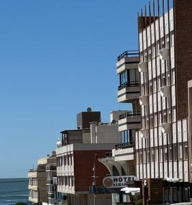 un grand bâtiment blanc à côté de l'océan dans l'établissement Hotel Alhambra, à Punta del Este