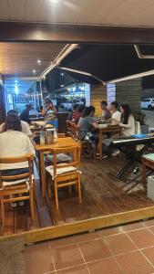 un groupe de personnes assises à table dans un restaurant dans l'établissement Hotel Alhambra, à Punta del Este