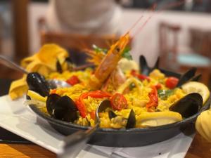 une assiette de nourriture sur une table avec une partie de nourriture dans l'établissement Hotel Alhambra, à Punta del Este