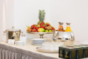 a table with a bowl of fruit on it at Hotel Am Helmwartsturm in Andernach