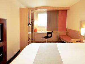 een kamer met een bed, een bureau en een stoel bij ibis Hotel Brussels Expo Atomium in Brussel