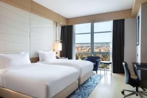 Cama ou camas em um quarto em Wyndham Grand Istanbul Levent Hotel & Conference Center