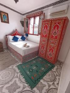 Un pat sau paturi într-o cameră la Hotel Chefchaouen