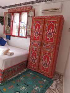 Un pat sau paturi într-o cameră la Hotel Chefchaouen