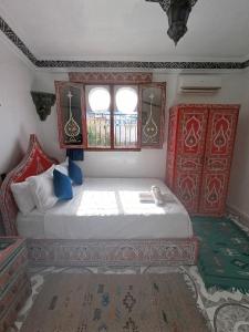 Un pat sau paturi într-o cameră la Hotel Chefchaouen