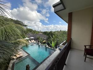 Poolen vid eller i närheten av Brata Cottage Ubud