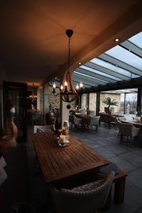 - une salle à manger avec une table et des chaises en bois dans l'établissement Weingut Magdalenenhof, à Rüdesheim am Rhein