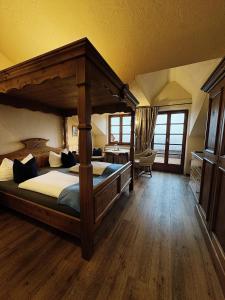 - une chambre avec un grand lit à baldaquin dans l'établissement Weingut Magdalenenhof, à Rüdesheim am Rhein