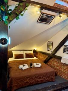 una camera da letto con un letto e asciugamani di Pirocanac rooms & restaurant a Pirot