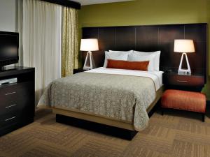 Cama ou camas em um quarto em Staybridge Suites Dearborn, an IHG Hotel