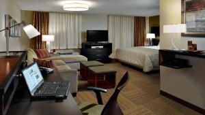 Uma TV ou centro de entretenimento em Staybridge Suites Dearborn, an IHG Hotel