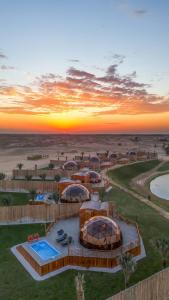 El amanecer o atardecer visto desde el camping de lujo