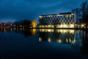 Udsigt til en flod der løber i nærheden af hotellet