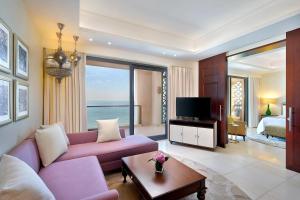 TV at/o entertainment center sa Ajman Saray, a Luxury Collection Resort, Ajman