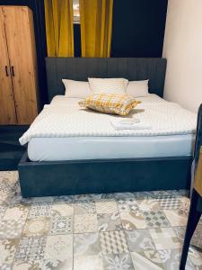 Rooms & Apartment ZALA में एक कमरे में एक या कई बेड