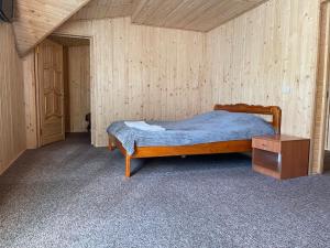 Tempat tidur dalam kamar di Дзвін Карпат