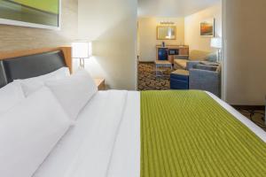 una camera d'albergo con letto e soggiorno di Holiday Inn Express Hotel and Suites - Henderson, an IHG Hotel a Las Vegas