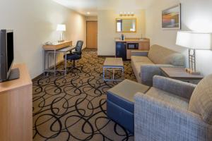 un soggiorno con divano e TV di Holiday Inn Express Hotel and Suites - Henderson, an IHG Hotel a Las Vegas