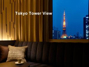 een hotelkamer met uitzicht op de tokyo-toren bij Mitsui Garden Hotel Shiodome Italia-gai - Tokyo in Tokyo