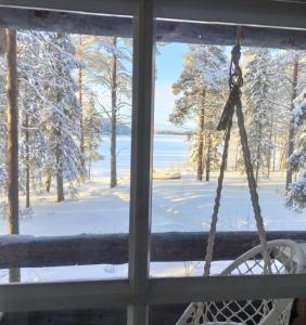 Elle offre une vue sur une cour enneigée dotée d'une balançoire. dans l'établissement Taigaschool Eco Hotel, à Virrankylä