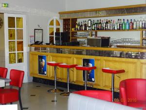 The lounge or bar area at Hotel du Cheval Blanc