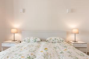 - une chambre avec un lit et 2 lampes dans l'établissement CCC - Cascais Calm & Comfort, à Cascais