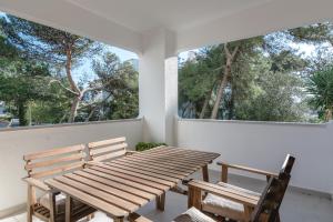 - une table en bois et 2 chaises dans une chambre avec 2 fenêtres dans l'établissement CCC - Cascais Calm & Comfort, à Cascais