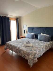 - une chambre avec un lit et 2 serviettes dans l'établissement Grace Beach House, à Nazaré