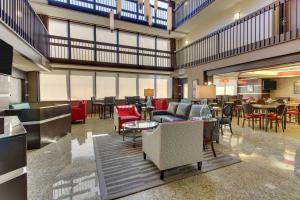 Zona d'estar a Heritage Inn Suites Houston Sugar Land, Trademark by Wyndham