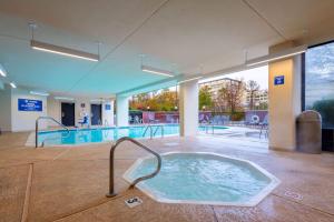 Piscina a Heritage Inn Suites Houston Sugar Land, Trademark by Wyndham o a prop