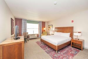 una camera con letto e scrivania con TV di Hilton Garden Inn Closest Foxwoods a Preston