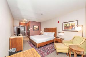 Camera con letto, divano e TV. di Hilton Garden Inn Closest Foxwoods a Preston