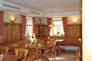 Un restaurant u otro lugar para comer en Gasthaus Gumping