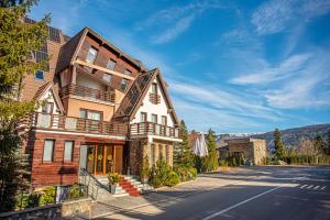 un'immagine di una casa con una strada di Paj Hotelul Retreat & Spa a Sinaia