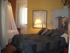 A bed or beds in a room at Lundeen Inn of the Arts