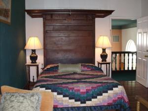 A bed or beds in a room at Lundeen Inn of the Arts