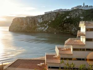 アル・ホセイマにあるMercure Quemado Al-Hoceima Resortの建物から海の景色を望めます。