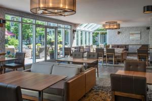 Seating area sa Residence Inn by Marriott Mont Tremblant Manoir Labelle