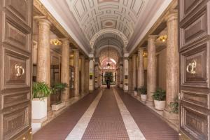 un corridoio in un edificio con colonne e soffitto di Hotel Everest Inn Rome a Roma