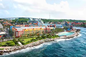 Majoituspaikassa Renaissance Wind Creek Curacao Resort tai sen lähellä sijaitseva uima-allas